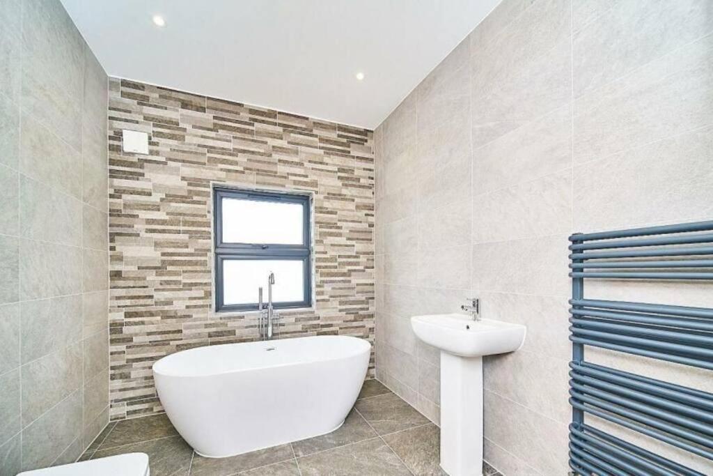 Spacious 4Br House, London, Sleeps 9, Parking Available Dış mekan fotoğraf