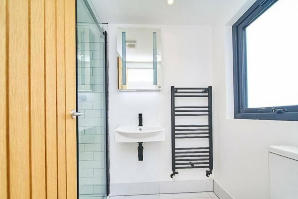 Spacious 4Br House, London, Sleeps 9, Parking Available Dış mekan fotoğraf