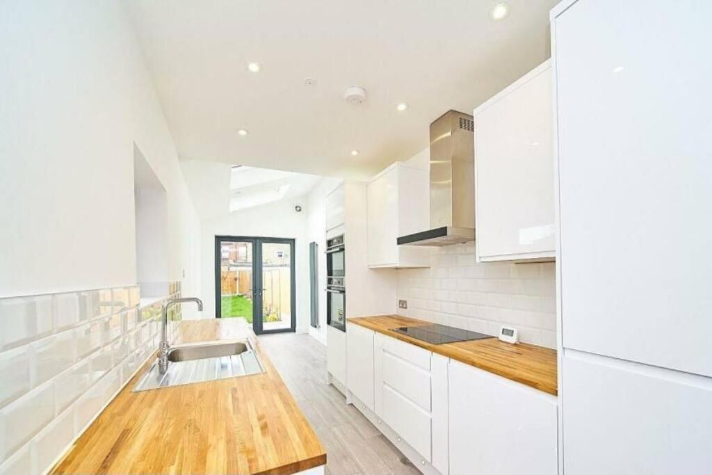 Spacious 4Br House, London, Sleeps 9, Parking Available Dış mekan fotoğraf